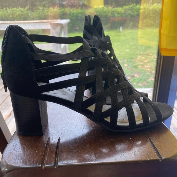 Heels - Picture 3 of 3